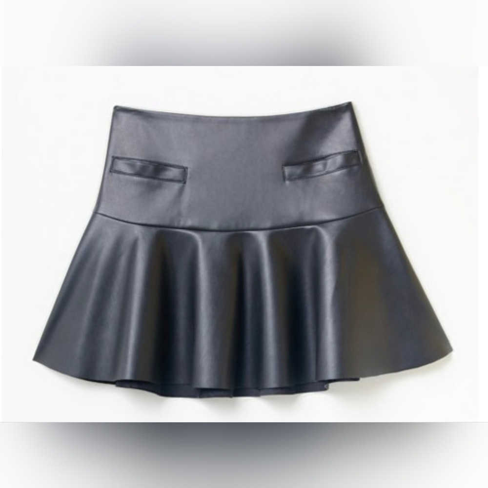 (Sfera collection black leather mini skirt, size L, European size.)